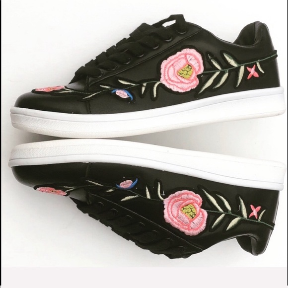 Gorgeous Sneakers With Floral Design - Picture 4 of 7